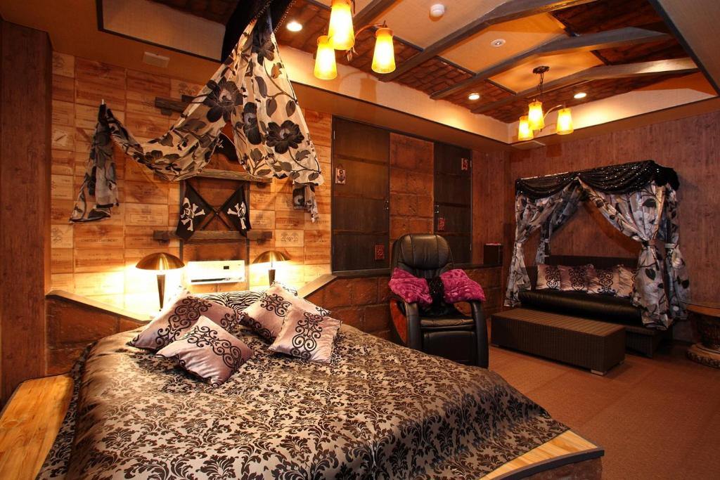 une chambre avec un lit dans une pièce dans l'établissement ホテル ランドランド -Adult Only-, à Yamatotakada