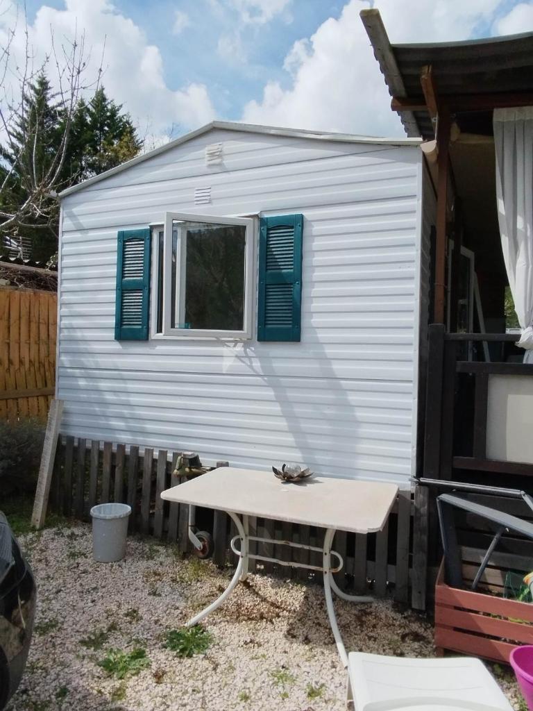 - une table de pique-nique devant une petite maison dans l'établissement Mobil home Var, à Méounes-lès-Montrieux 12 autres photos