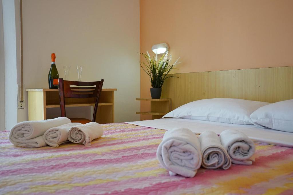 une chambre avec un lit avec des serviettes dessus dans l'établissement Hotel Malibù Mare, à Rimini 48 autres photos