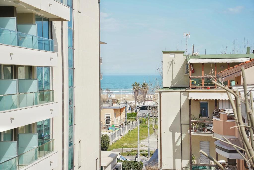une vue de la plage depuis un immeuble dans l'établissement Hotel Malibù Mare, à Rimini