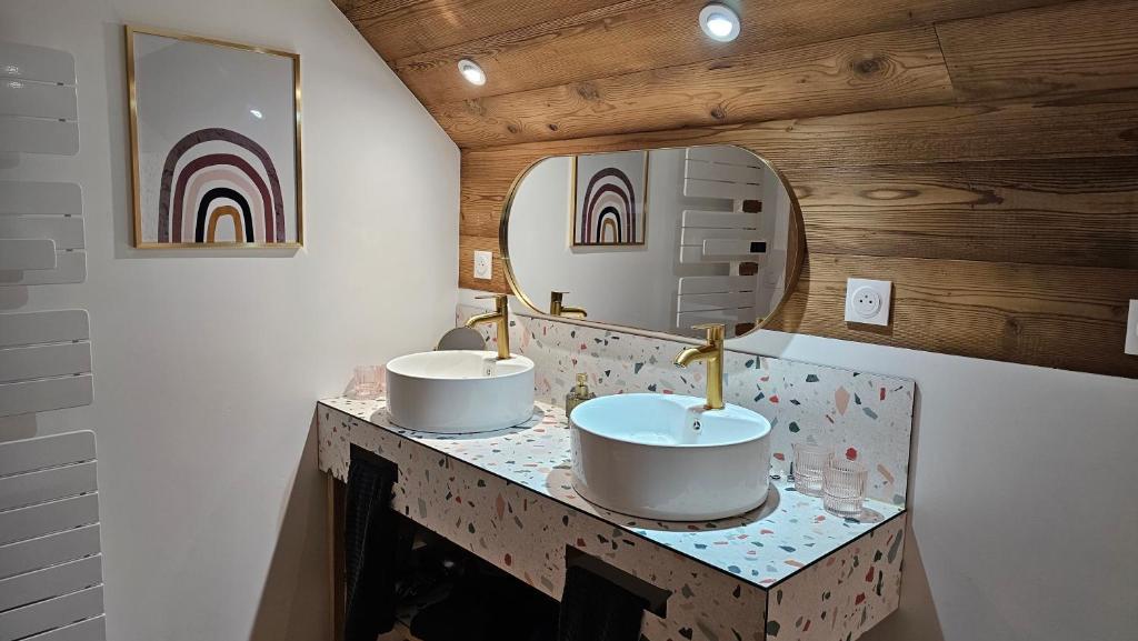 une salle de bain avec deux lavabos et un miroir dans l'établissement La Péniche Mathurin - Gîte insolite sur l'eau, à Saint-Omer