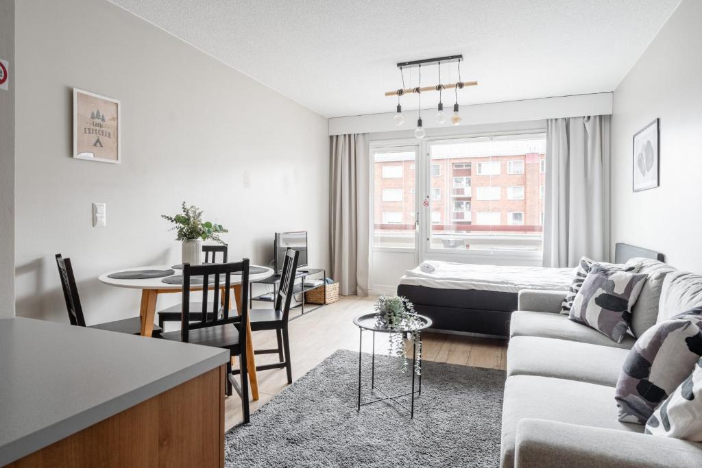 1BR Apt & Balcony next to Railway Station 7