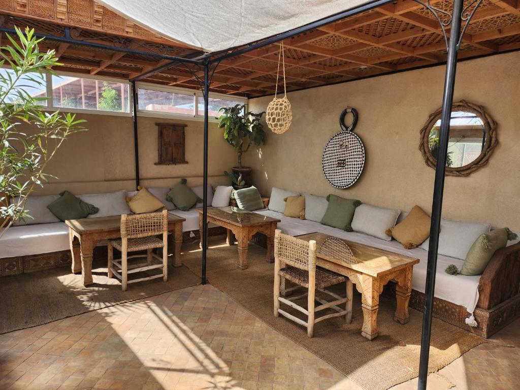 - un salon avec un canapé et des tables dans l'établissement Riad Miss Caracal, à Marrakech