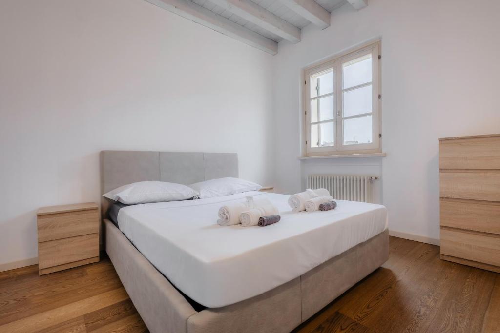 une chambre avec un lit avec deux serviettes dessus dans l'établissement Oasi Dolci Colli, à Ponti sul Mincio