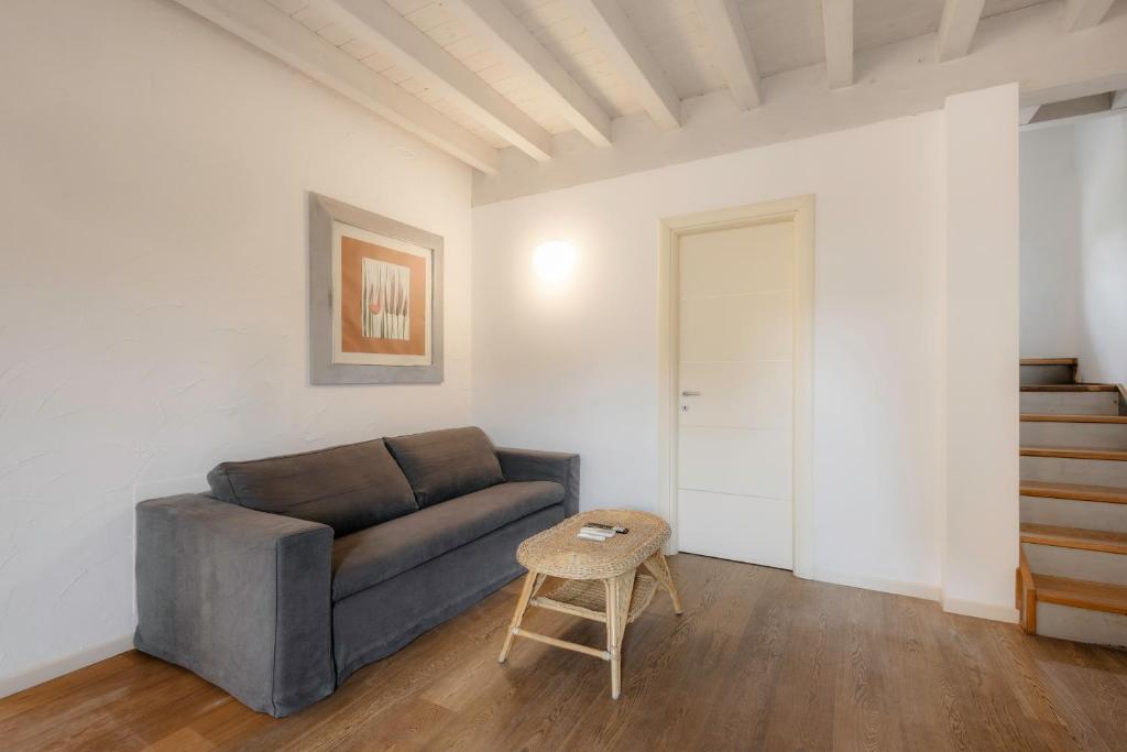 - un salon avec un canapé et un tabouret dans l'établissement Oasi Dolci Colli, à Ponti sul Mincio 29 autres photos