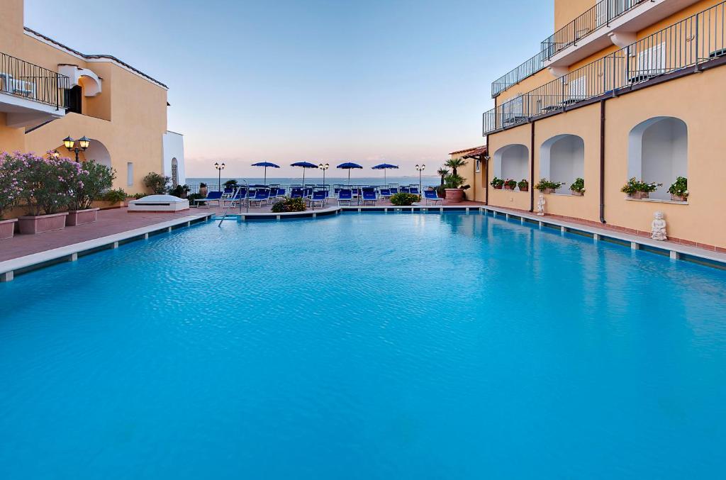 - une piscine d'eau bleue dans un hôtel dans l'établissement Parco Aurora Terme, à Ischia