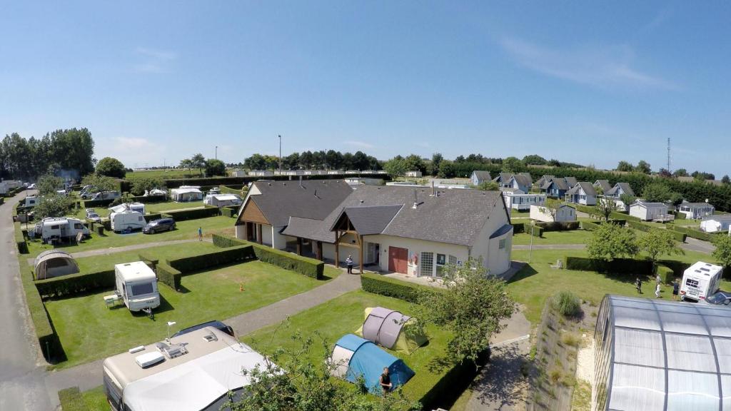 une vue aérienne d'une maison avec beaucoup de véhicules en stationnement dans l'établissement Camping Etennemare, à Saint-Valery-en-Caux