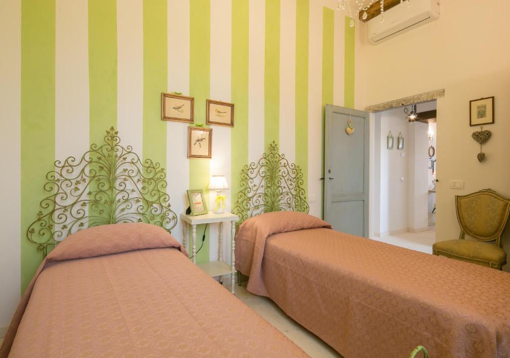 - 2 lits dans une chambre à rayures vertes et blanches dans l'établissement Villa Il Nido, à Cortone 49 autres photos