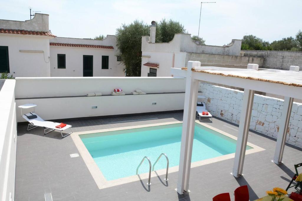 une piscine sur le toit d'une maison dans l'établissement Villa Maria con Piscina nel Boomerang Village a Torre Colimena, à Torre Colimena