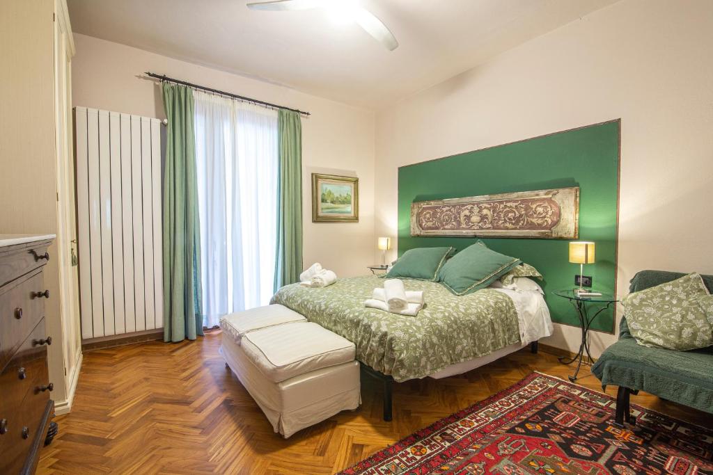 une chambre avec un lit et un mur végétal dans l'établissement DeiMori LaMassa private villa with pool, à Castel San Niccolò 38 autres photos