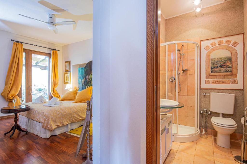 - une chambre avec un lit, une douche et une salle de bains dans l'établissement DeiMori LaMassa private villa with pool, à Castel San Niccolò