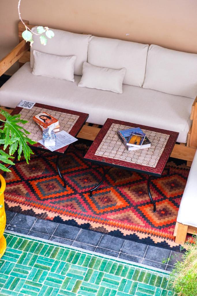 un salon avec un canapé et une table dans l'établissement Riad Bobby Marrakech, à Marrakech