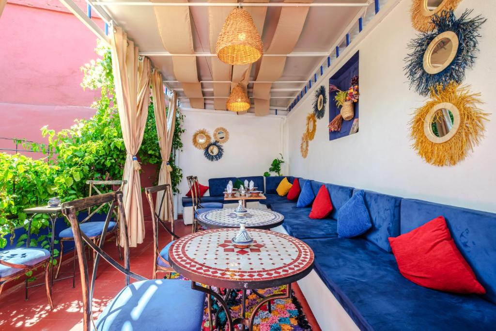 une chambre avec des canapés bleus et une table dans l'établissement Riad Bobby Marrakech, à Marrakech