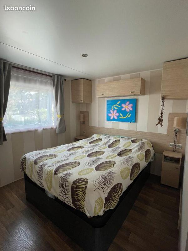 une chambre avec un grand lit dans une pièce dans l'établissement mobil home de luxe, au Pradet