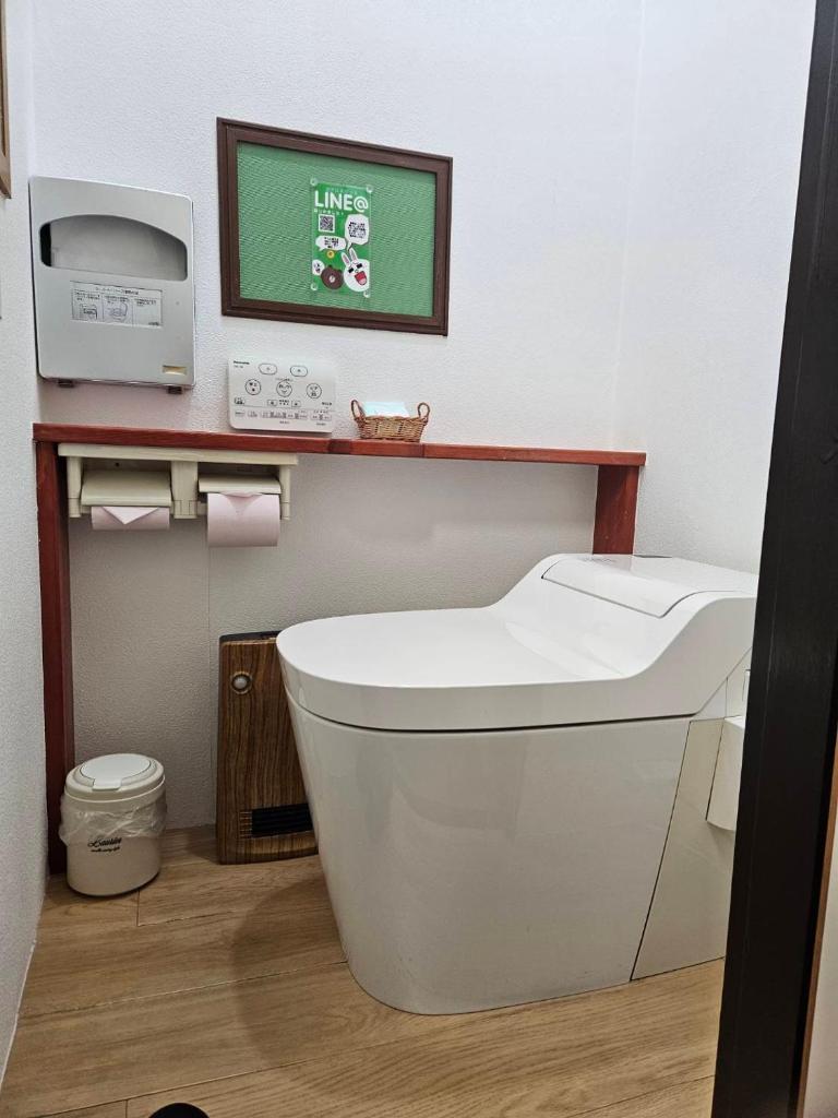 La salle de bains est pourvue de toilettes blanches et d'un four micro-ondes. dans l'établissement ホテル あぱっち, à Tuyama 14 autres photos