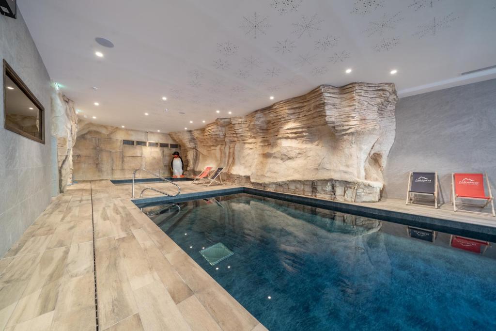 - une piscine intérieure avec un mur de roche dans l'établissement Residence Denali by Alpapart, à Tignes