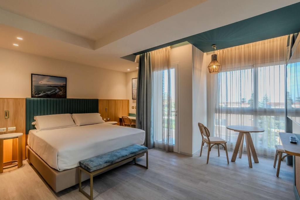 une chambre avec un lit, un bureau et une table dans l'établissement Terradamari Resort & Spa Marina di Modica,Tapestry by Hilton, à Marina di Modica 102 autres photos