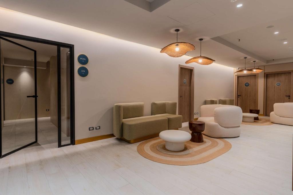 une salle d'attente avec des chaises et une table dans l'établissement Terradamari Resort & Spa Marina di Modica,Tapestry by Hilton, à Marina di Modica