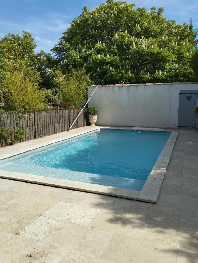 - une piscine dans une cour avec une clôture et des arbres dans l'établissement Gîte de charme piscine et SPA en Provence, à Méthamis