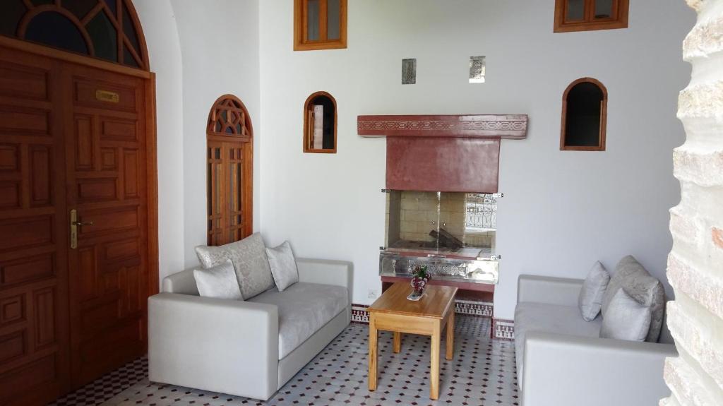 un salon avec un canapé et une cheminée dans l'établissement Riad Sabah, à Fès