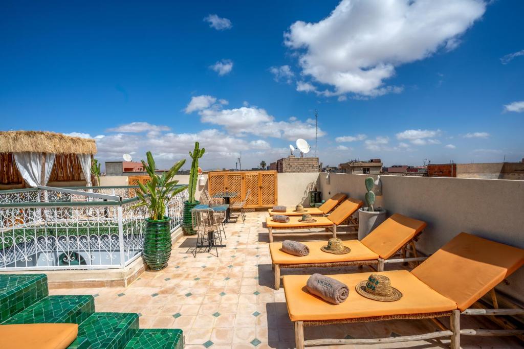 d'une terrasse sur le toit avec des tables et des chaises. dans l'établissement Yacouta Riad and Spa, à Marrakech