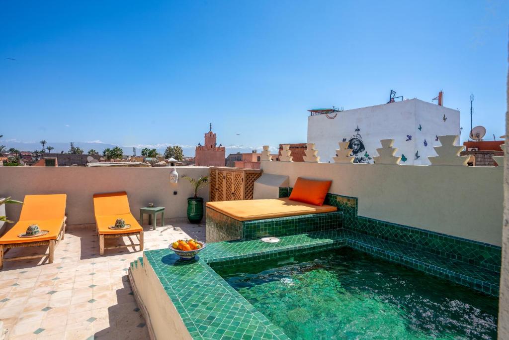 une piscine sur le toit d'une maison dans l'établissement Yacouta Riad and Spa, à Marrakech