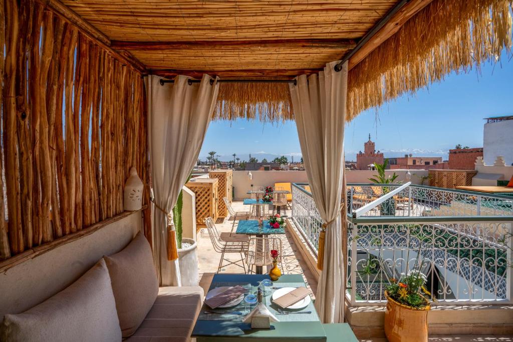 un balcon avec vue sur une ville dans l'établissement Yacouta Riad and Spa, à Marrakech