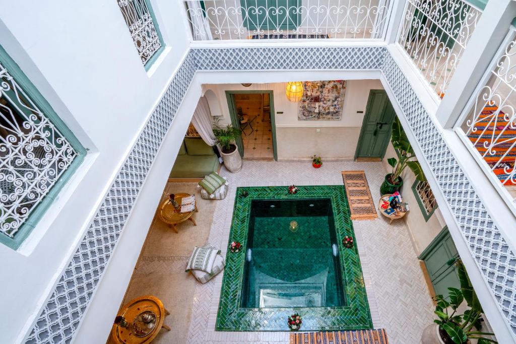 - une vue sur la piscine dans une maison dans l'établissement Yacouta Riad and Spa, à Marrakech