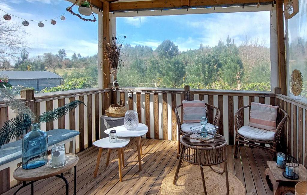 - une terrasse couverte avec 3 chaises et une table dans l'établissement Beautiful StaCaravan, à Saint-Julien-en-Born