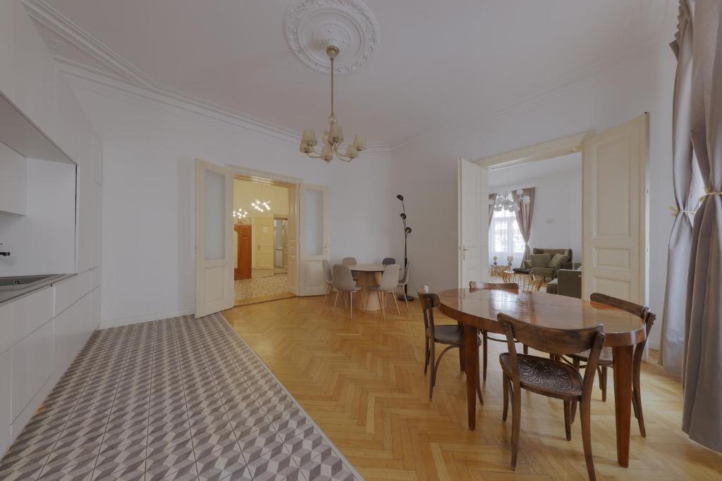 Beautiful condo at the Old Town 4