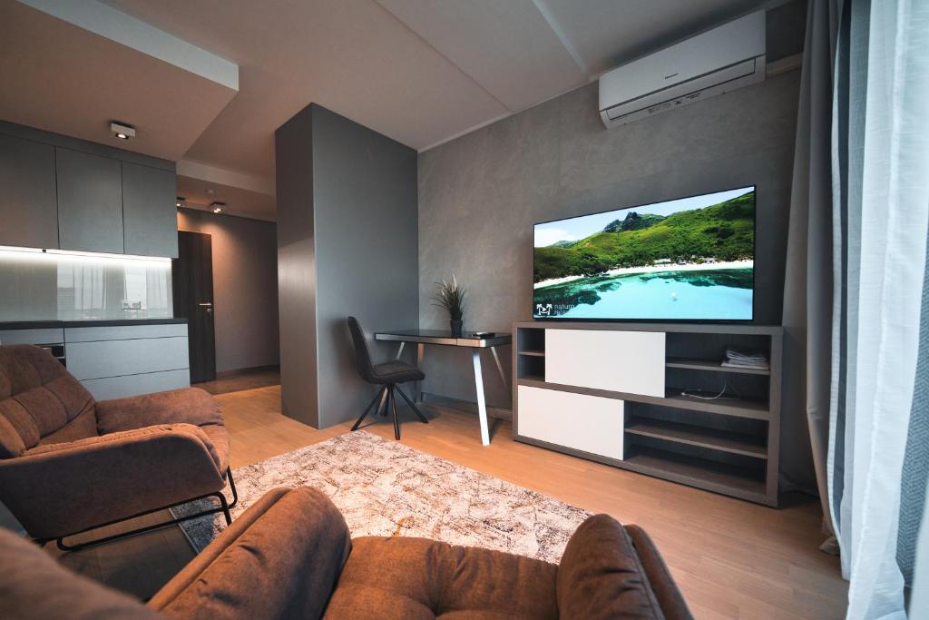 Modern central Riga apartment with balcony, gym access, dedicated parking, kitchen & AC 4