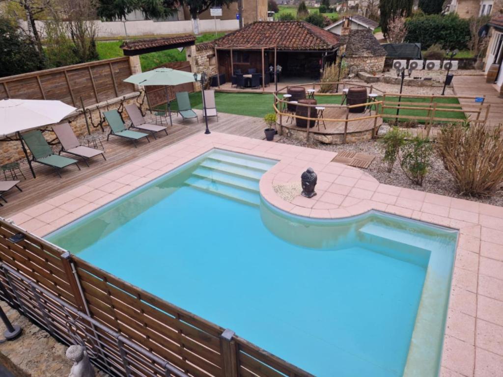- une vue sur la piscine avec un chat dans l'établissement Gîtes de la chocolaterie, à Viré