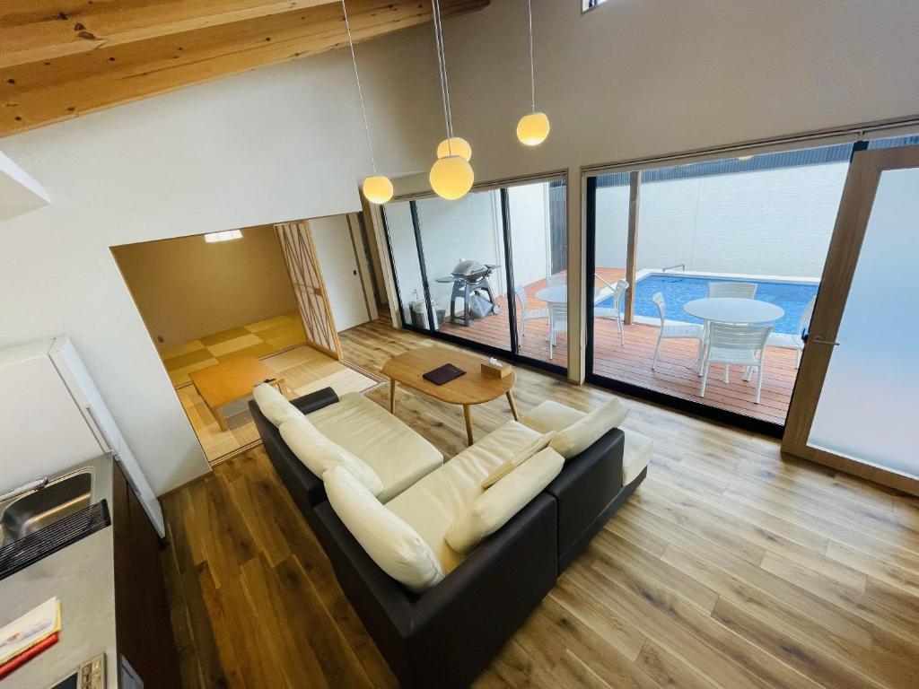un salon avec un canapé et une table dans l'établissement 瑠璃浜, à Miyazu
