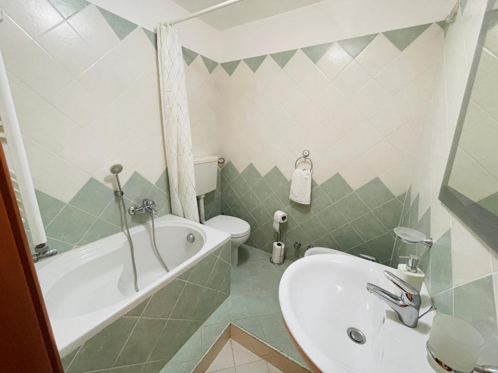 une salle de bain avec un lavabo, une baignoire et des toilettes dans l'établissement Villa La Brace, à Briatico