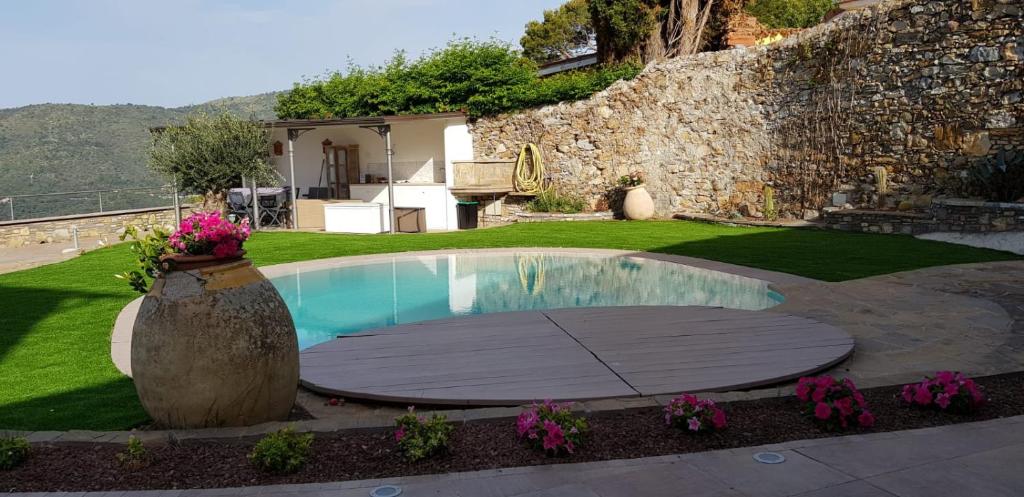 - une piscine dans une cour dotée d'un mur en pierre dans l'établissement Villa Le Onde, à Marina dʼAndora