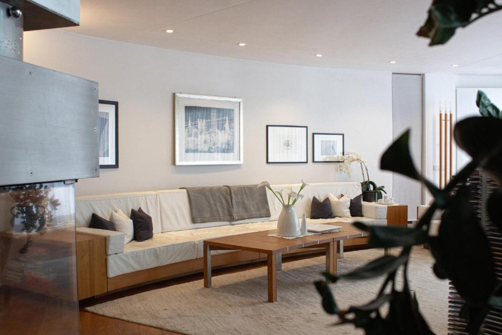 un salon avec un canapé et une table basse dans l'établissement Turm Chalet, à Laces