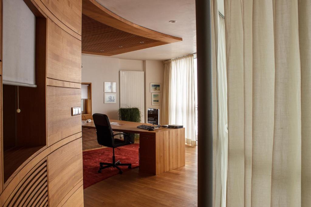 un bureau avec un bureau et une chaise dans la chambre dans l'établissement Turm Chalet, à Laces 33 autres photos