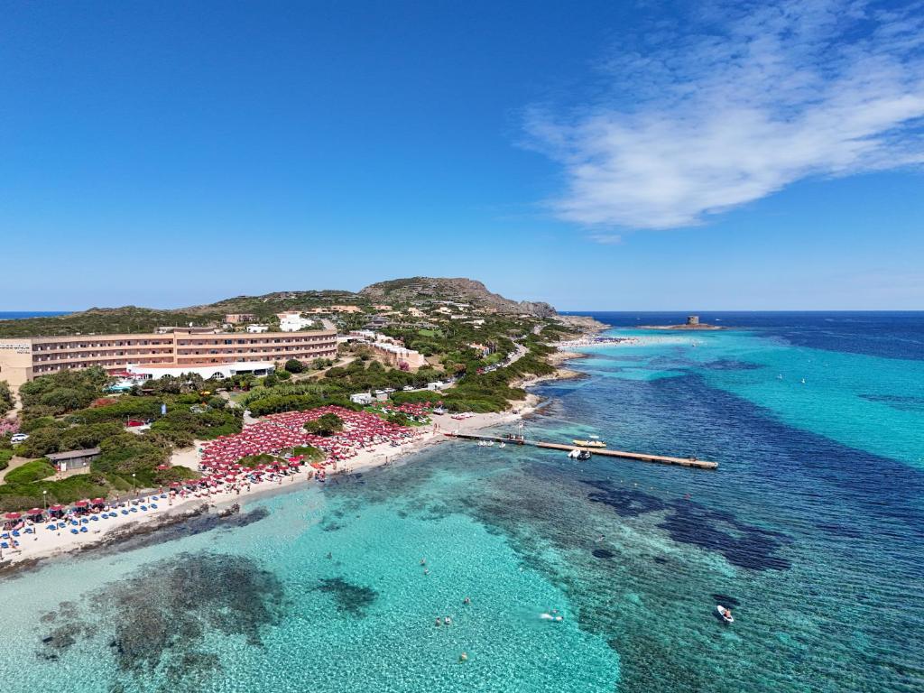 une vue aérienne d'une plage avec un complexe hôtelier dans l'établissement Club Esse Roccaruja, à Stintino