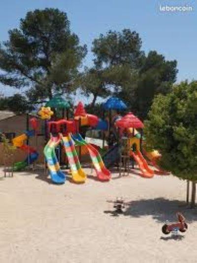 - une aire de jeux sur la plage dans l'établissement Mobilhome neuf à Camping Domaine l'Ile d'Or à Saint Raphaël, à Saint-Raphaël