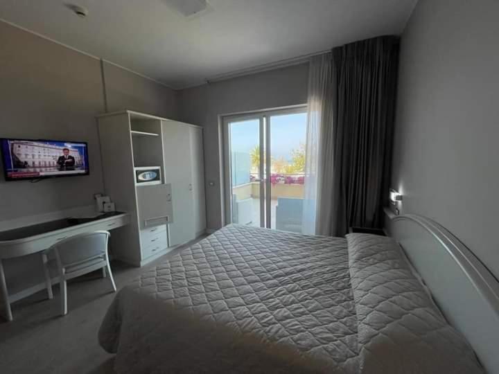 une chambre avec un lit, un bureau et une fenêtre dans l'établissement Hotel Maja, à Pescara