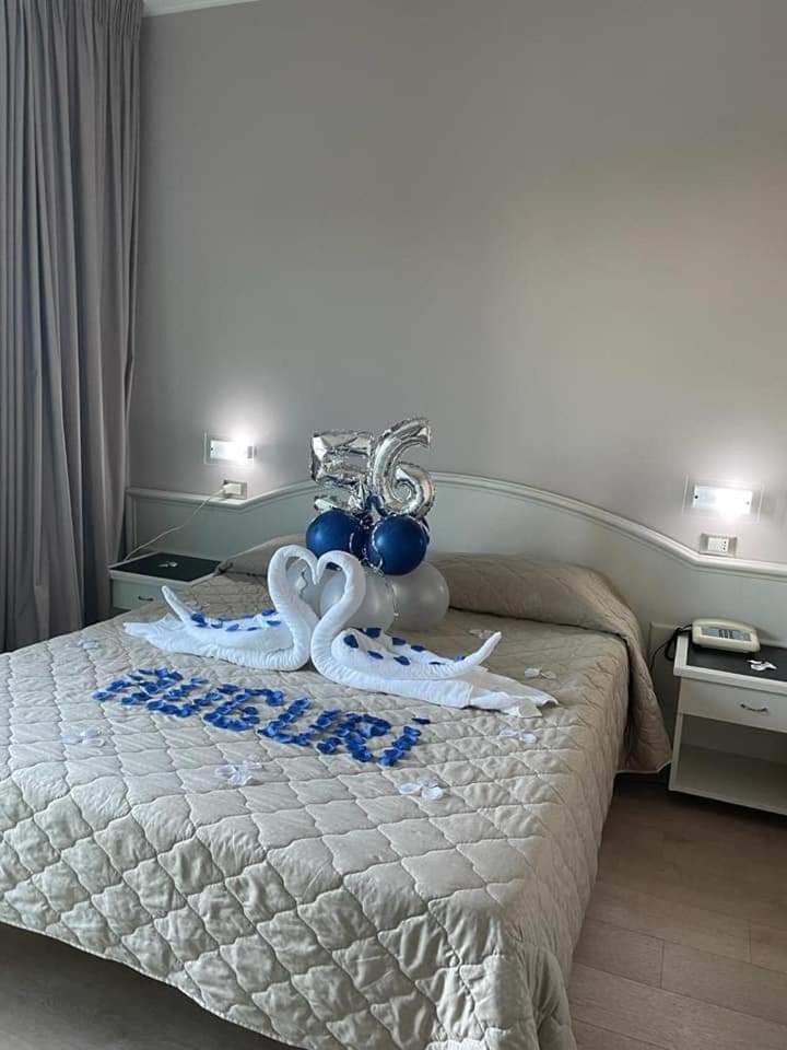 Cette chambre d'hôtel comprend un lit avec deux cygnes. dans l'établissement Hotel Maja, à Pescara