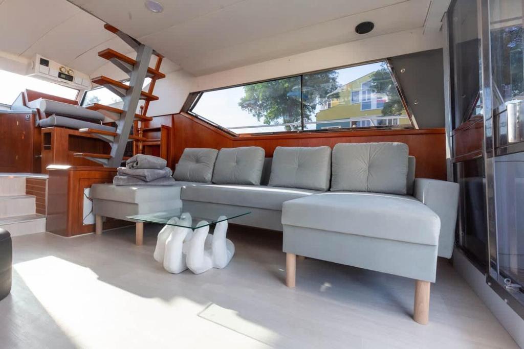 un salon avec un canapé et une table dans l'établissement Yacht EVASION La Rochelle - Bateau insolite, à La Rochelle