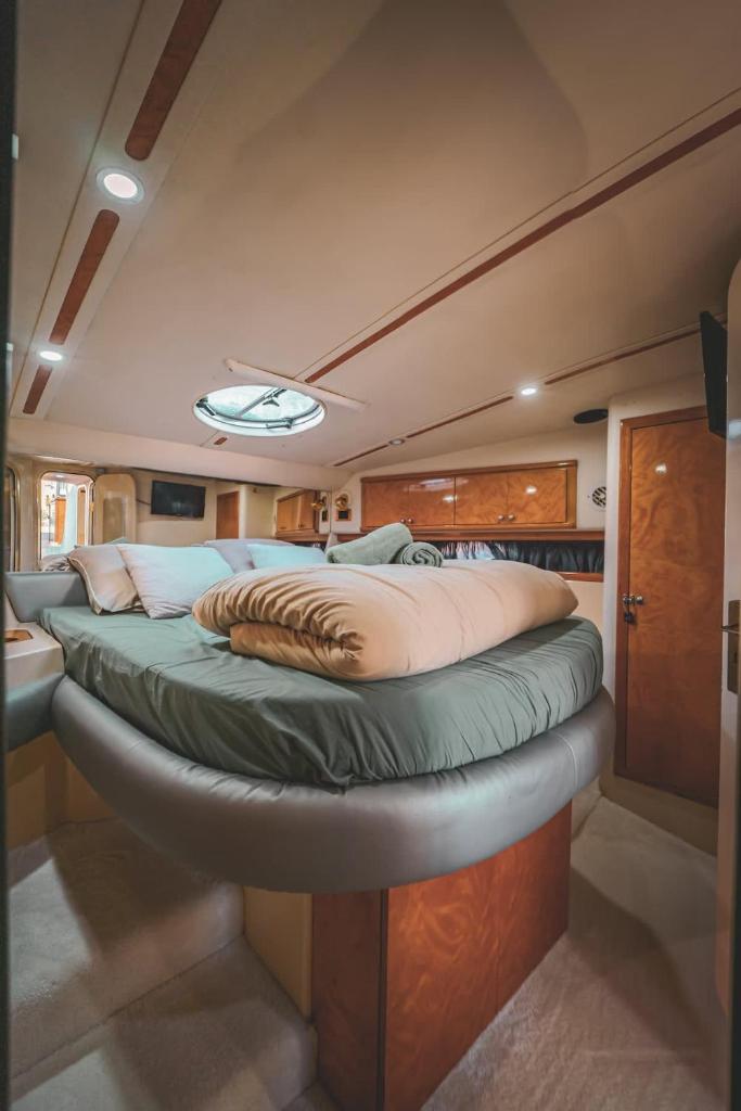 un lit au milieu d'un bateau dans l'établissement Yacht La Rochelle, 5 pers, 2 sdb, à La Rochelle
