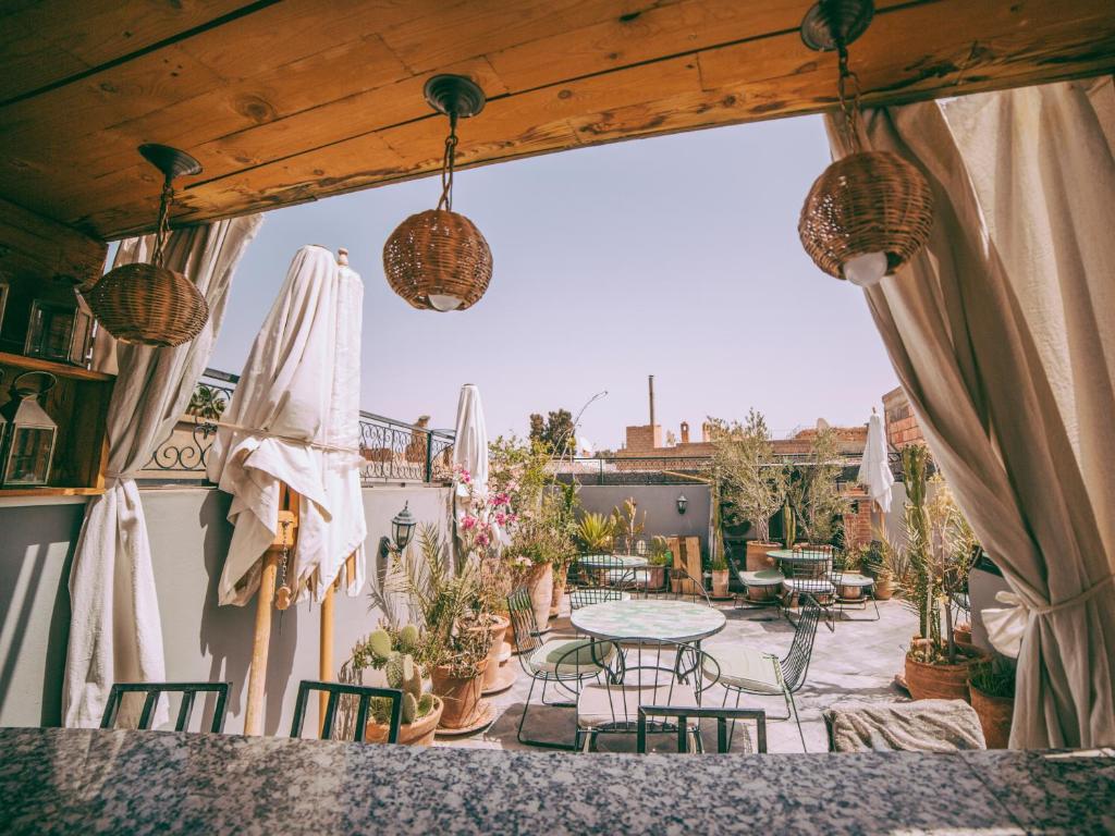 un patio extérieur avec une table et des chaises dans l'établissement Riad Le Petit Joyau, à Marrakech