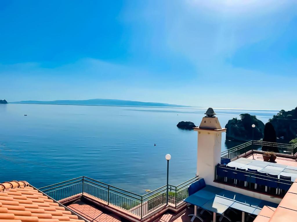 - une vue sur l'eau depuis un bâtiment doté d'un phare dans l'établissement HOTIDAY Taormina Mare, à Taormine