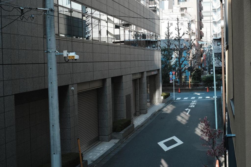une rue vide devant un immeuble dans l'établissement Ito Ryokan, à Tokyo