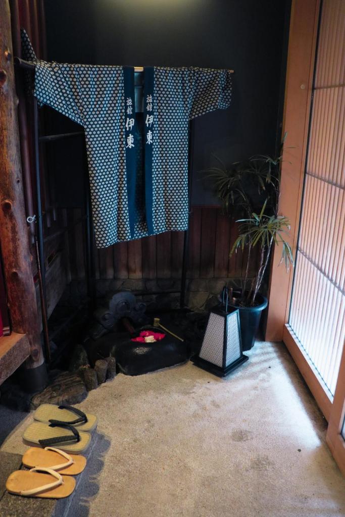 Cette chambre dispose d'une porte avec portant. dans l'établissement Ito Ryokan, à Tokyo 37 autres photos