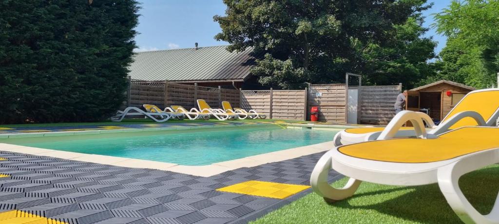 - une piscine avec un bouquet de chaises longues à côté dans l'établissement Camping New Rabioux, à Châteauroux-les-Alpes