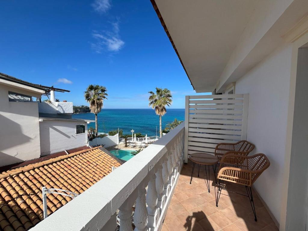 un balcon avec vue sur l'océan dans l'établissement Mediterranean Boutique Hotel, à Tropea