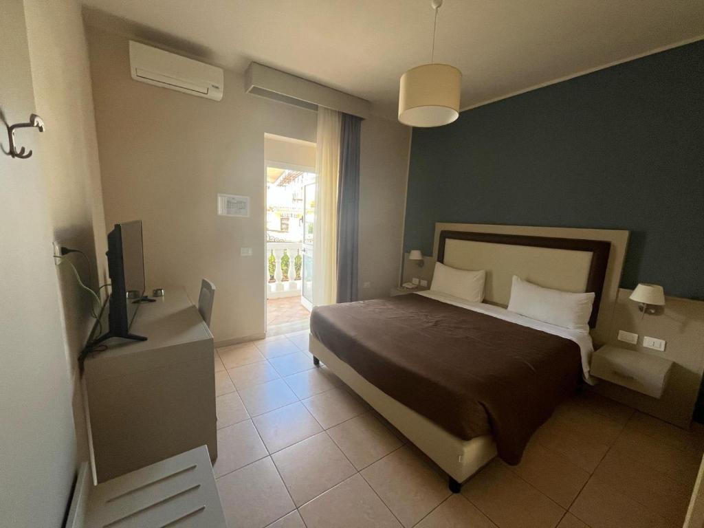 une chambre avec un lit et une télévision dans l'établissement Mediterranean Boutique Hotel, à Tropea 80 autres photos